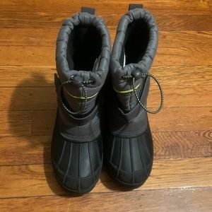 Boy snow khombu boots in black and grey size 3 in very good condition